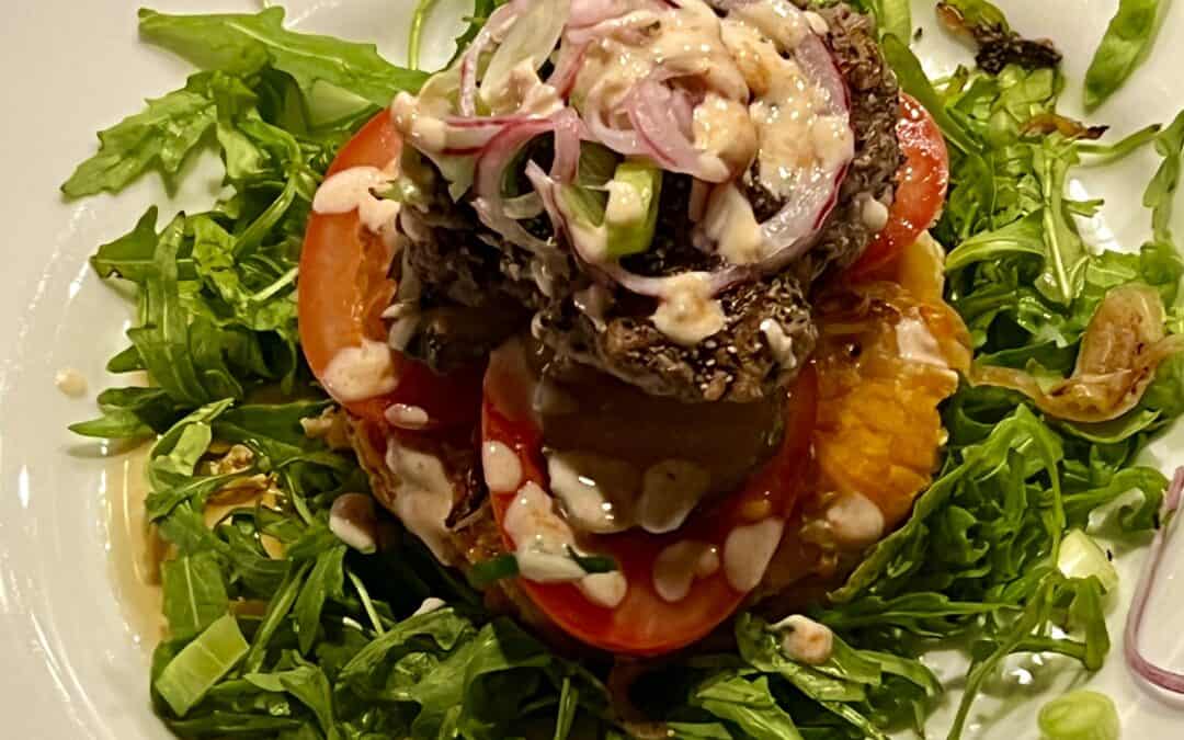 Hamburgare och rotsaksgratäng på salladsbädd med svampsås och spicy dressing