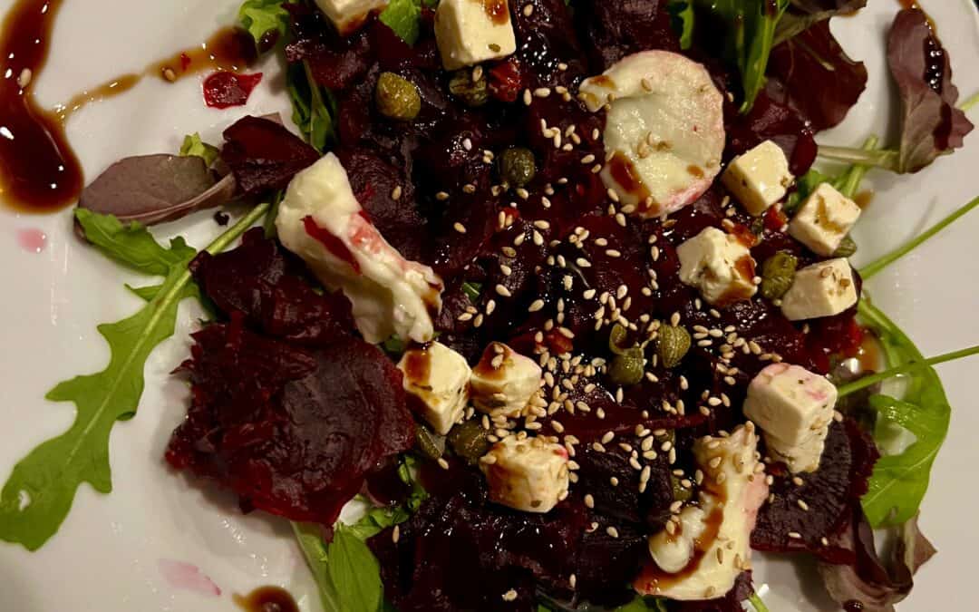 Rödbetscarpaccio med olika ostar