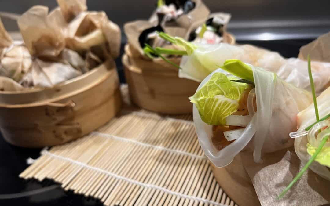 Springrolls och suchi nori med svartris och ingefärsdipp