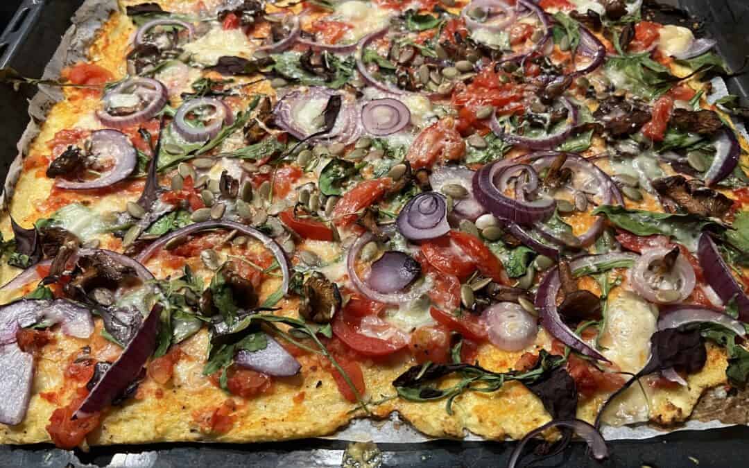 Blomkålspizza med oxfilé,kantareller,räkor och soltorkade tomater i örter