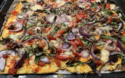 Blomkålspizza med oxfilé,kantareller,räkor och soltorkade tomater i örter