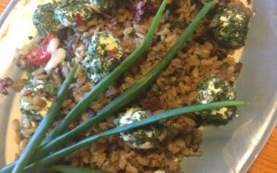 Ostbollar och svamprisotto på rött ris