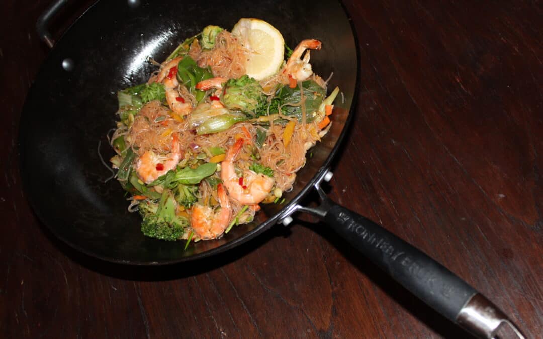 Sjögräsnudelsallad med kungsräkor och sesamdressing