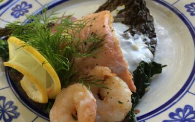 Ugnsgrillad lax i folie med svartkålschips,chiliräkor,och vitlökssås